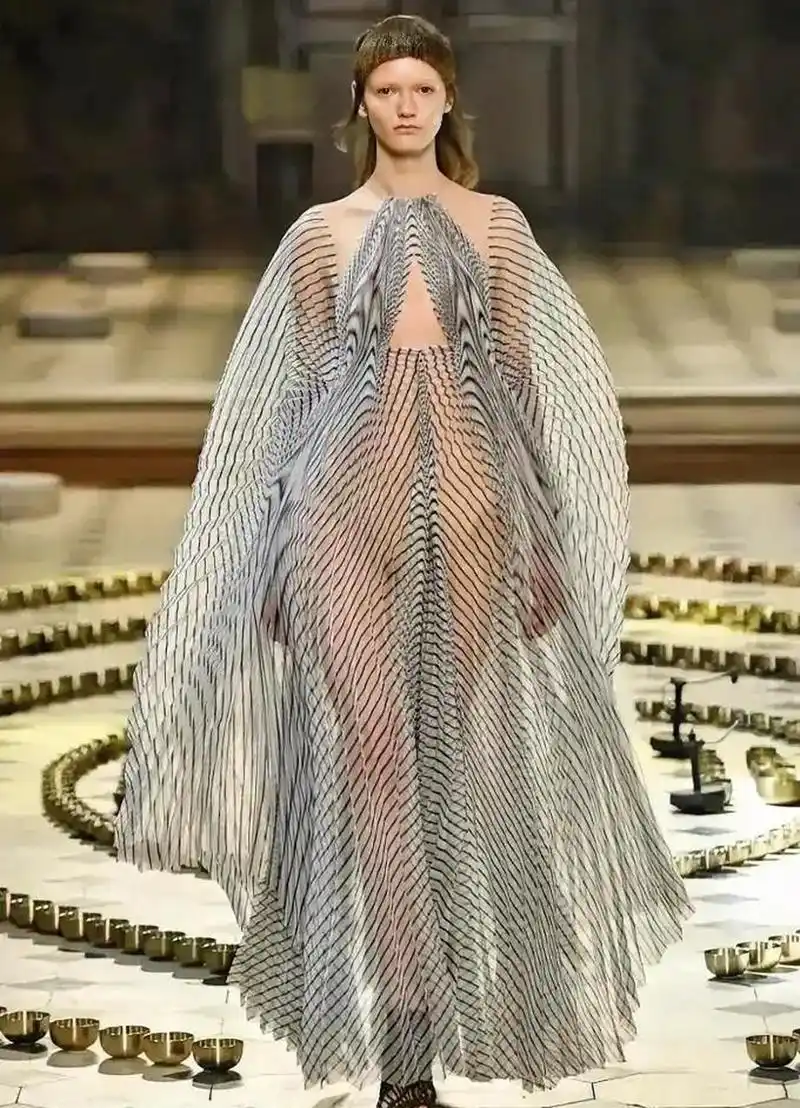 法国时装秀,模特全裸走秀,仅披着一层薄纱,像一只海底生物.