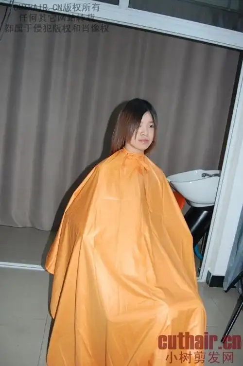 剃了个三面光毛寸