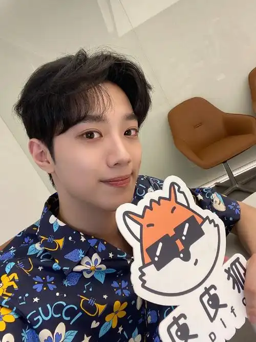 朋友你好皮##赖冠霖爆笑回应不发自拍