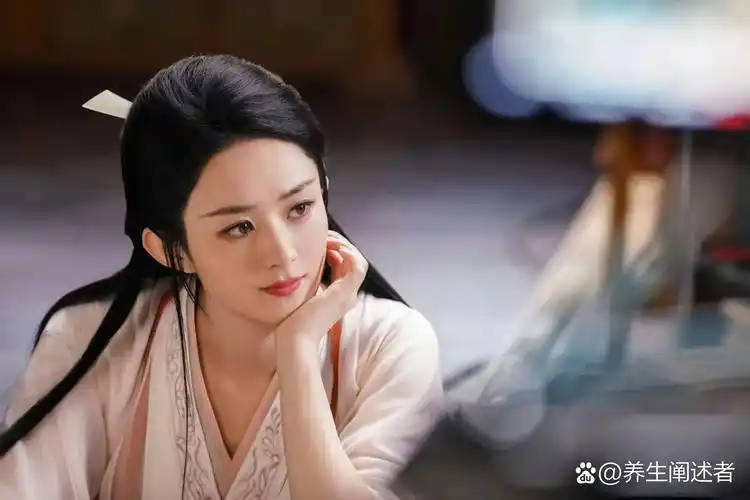 赵丽颖的每一个眼神,每一个姿态都似乎在讲述一个故事,让人不禁期待她