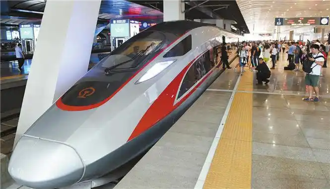 9月21日,京沪高铁"复兴号"迎来提速,有7对动车组率先以时速350公里开