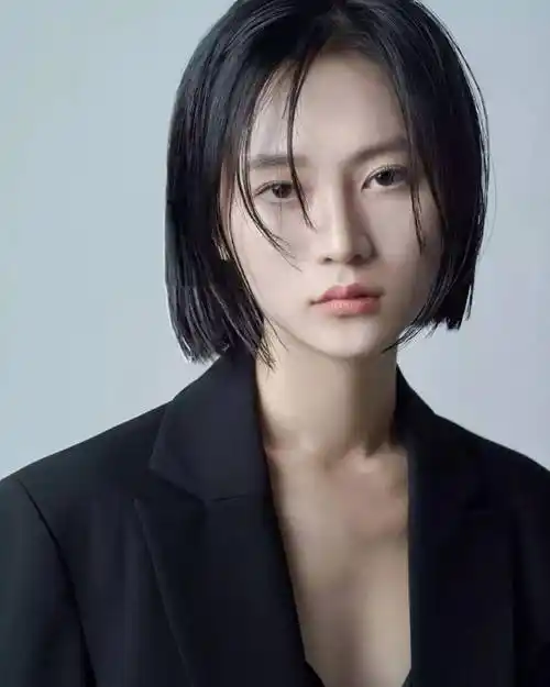 齐耳短发发型造型更多变,修饰脸型好打理,但是最经典百搭的短发还是齐