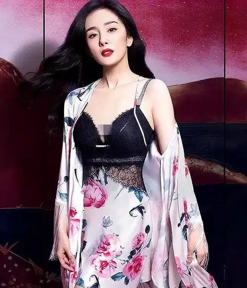 杨幂展示真丝睡衣美照身材曼妙堪比专业模特超模何穗同台竞技