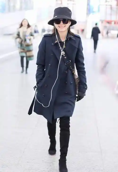 原创王子文真会显高显瘦穿搭藏青色大衣配长筒靴不愧是小个子超模