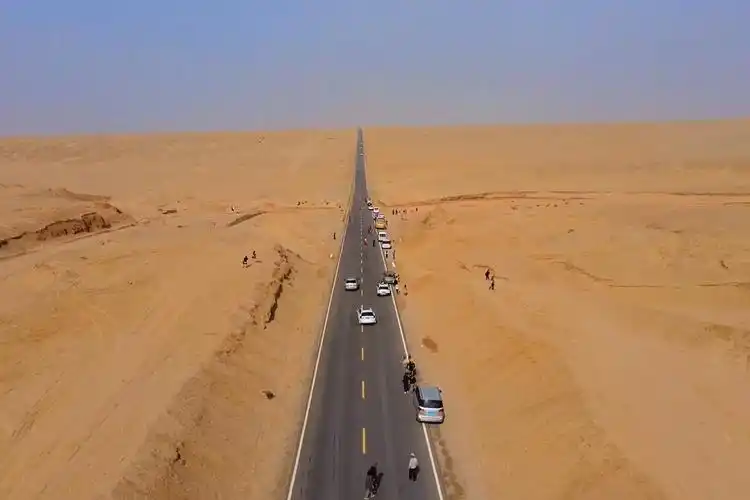 青海无人区最美u型网红公路被称为中国的66号公路超多人打卡