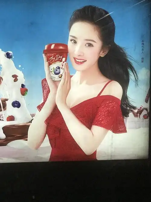 杨幂这张广告还挺美的呀