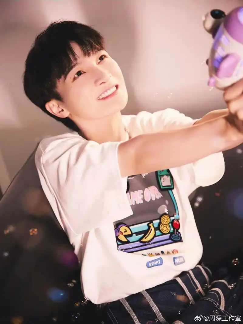 周深太可爱了吧!啊啊啊啊啊!这张照片也太像小朋友拿着 - 抖音