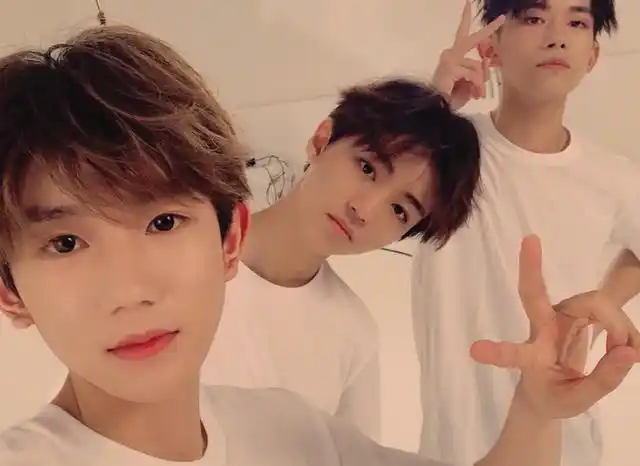 tfboys三小只拍周年合影,于正发文质疑抄袭创意,结果遭粉丝打脸