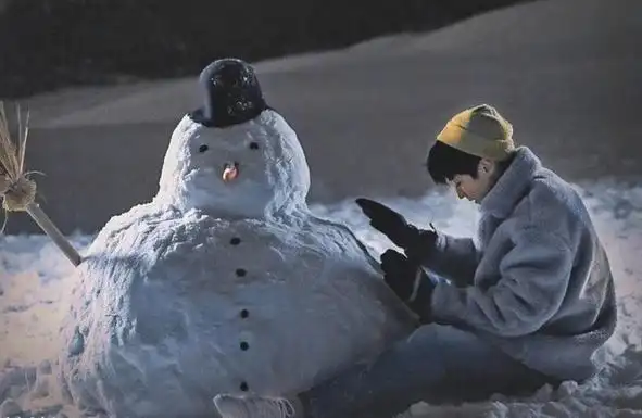 童心未泯狗仔蹲两小时只拍到了王俊凯堆雪人第一视频