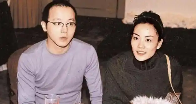 窦唯罕见露面,秃顶颓废无人能认,王菲当年却愿意为他倒尿盆|崔健|姜昕