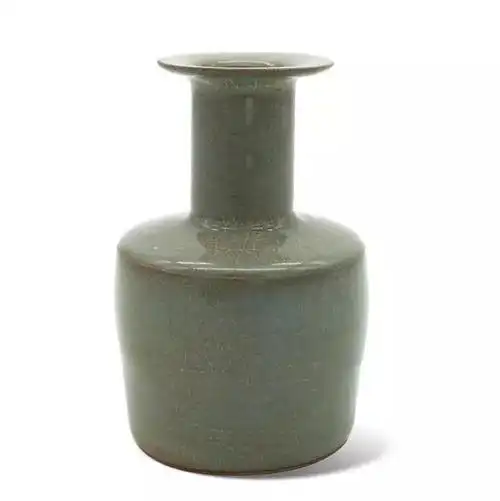 藏品名称:官窑棒槌瓶款  识:南宋规  格:口径:4.7cm 底径:6.