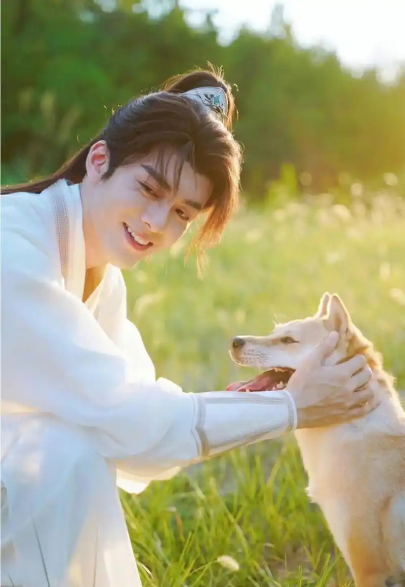 饰演富二代方多病 剧中的古装造型很好看啊 希望曾舜晞把古装焊在身上