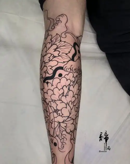 传统包小腿牡丹花水浪山石纹身图片腿部老传统新传统纹身图案