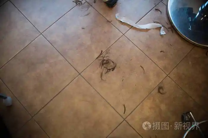 理发师在地板上的头发