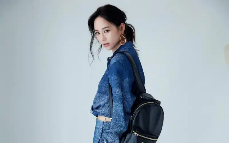 张钧甯休闲时尚写真桌面壁纸