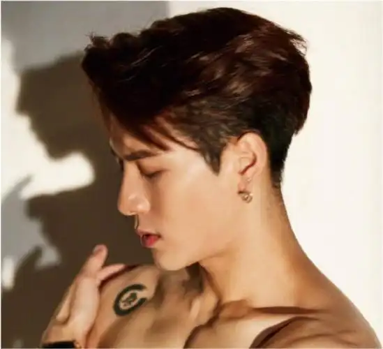 王嘉尔侧背发型野性十足,好身材尽显可与彭于晏媲美