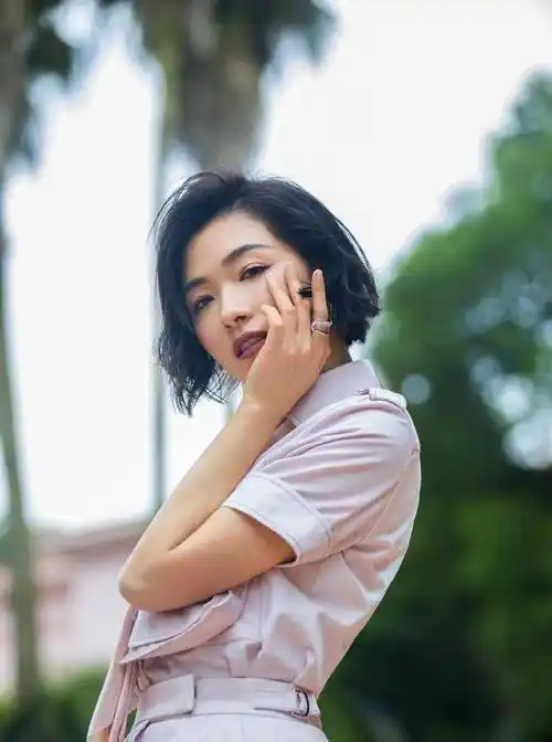 万茜粉白套装配短靴,霸气十足散发独特魅力,满屏"长腿"太吸睛_衬衫