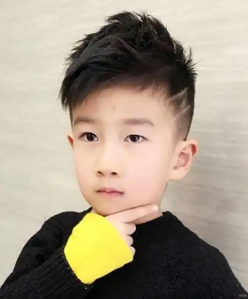 帅气的发型,酷酷的感觉有木有~▲▲小帅帅头,是一款中性化的发型,男孩