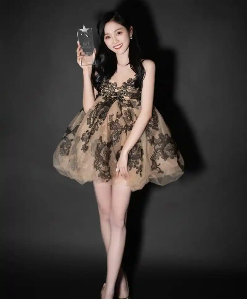 雪肤玉貌,身材妖娆的#吴宣仪# 身穿复古香槟色蓬蓬裙,尽显婀娜身姿