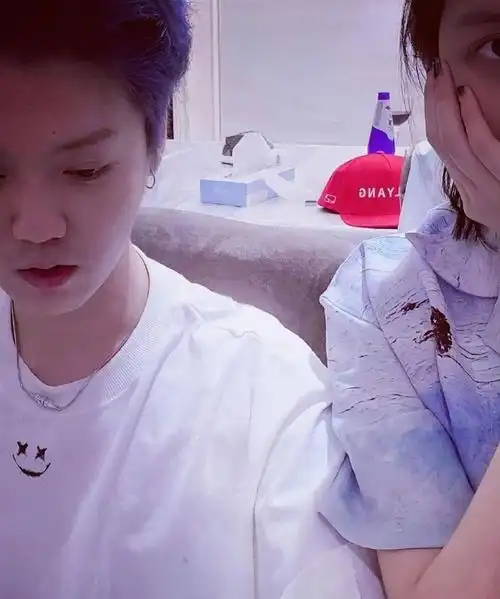 想魂穿关晓彤#关晓彤:上班亲范丞丞,下班亲鹿晗.