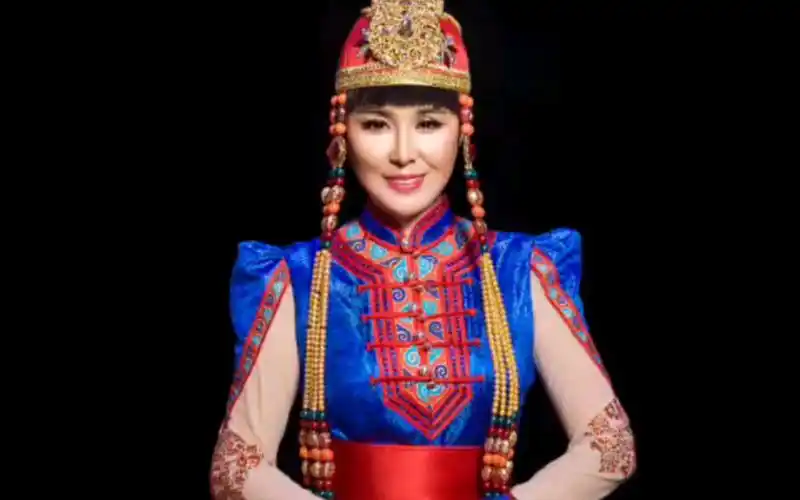 【演出服饰】【套马杆原唱歌手】【萨日朗】乌兰托娅老师的演出服饰好