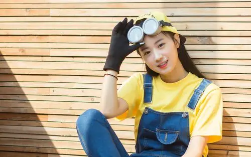 元气少女可爱小黄人写真图片桌面壁纸