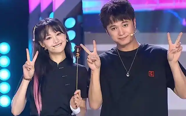 郑爽比赛手受伤,剑仙为其当替补讲解说,合照同框颜值不输鲜肉