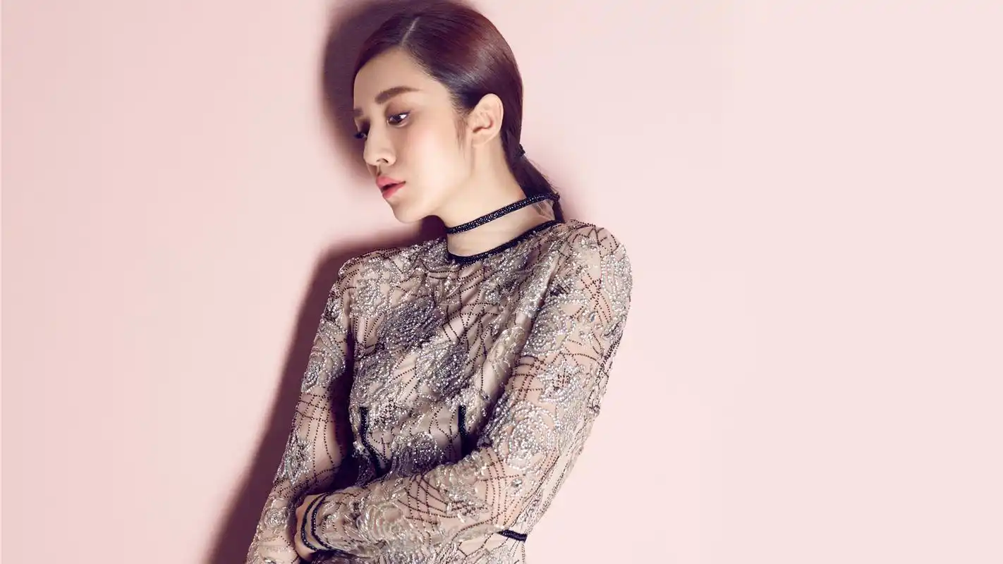 美女演员王晓晨时尚写真桌面壁纸下载