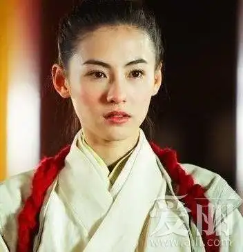 张柏芝的男装,俏皮中带着点英气,英气中带着点潇洒,潇洒中又