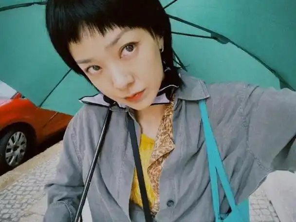 6月19日,郭采洁分享一组骑行随拍,郭采洁短发刘海个性十足,穿花衬衫