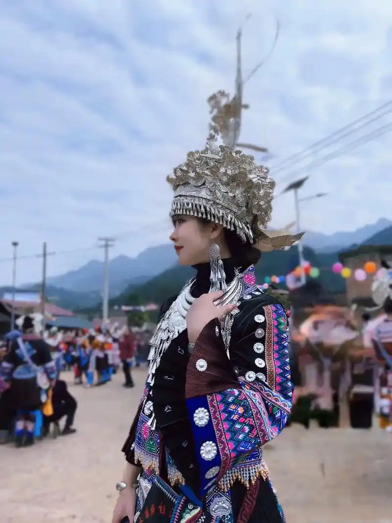 无银无花不成姑娘,有衣无银不成盛装,在我们苗族女孩一出生父母 - 抖