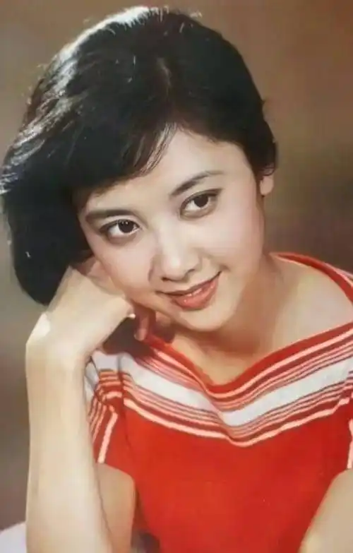 看了70岁朱琳的老年状态,才明白:她凭什么是80年代中国第一美人_女性