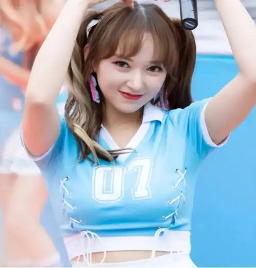 原创人间芭比程潇因上围丰满傲人被称奶潇碾压疯马秀lisa