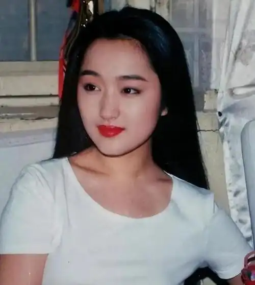 回顾杨钰莹妈妈:怀孕时丈夫离世,两个女儿用孝心托起她的晚年