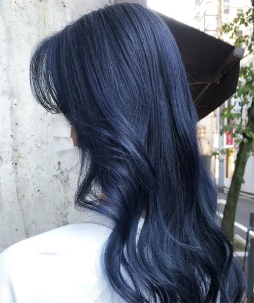 其实觉得黑色过于沉闷没变化,可以选择让人心动的蓝黑色,发色不挑肤色