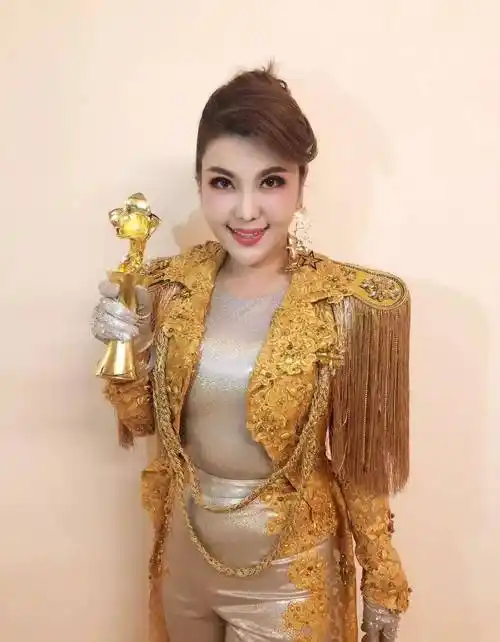 歌手乌兰图雅:事业大红大紫,却和爱人有缘无分,至今还是单身_杜枫