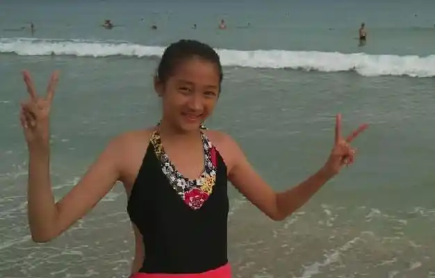 关晓彤早年泳衣照曝光扎双马尾对镜头抛媚眼鹿晗眼光真够毒辣