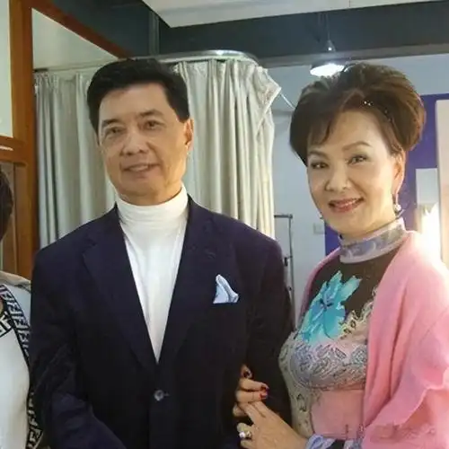 夏台凤保养得非常好,和老公站在一起看着就像是同龄人.