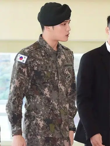 韩国欧巴金在中的军装照真的太帅了,气质立马就不一样了!