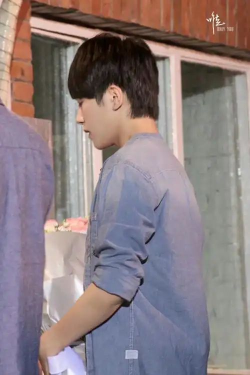 易烊千玺 tfboys 偶像来了 侧面太帅了