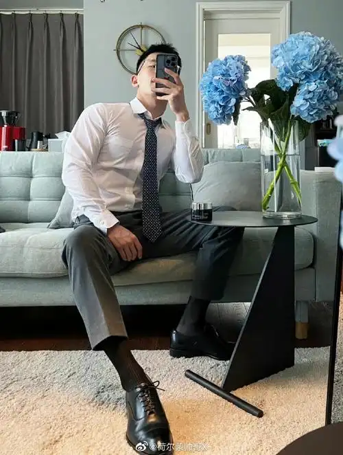 一个不太爱穿衣服的正装腹肌小哥哥#荷尔蒙帅哥