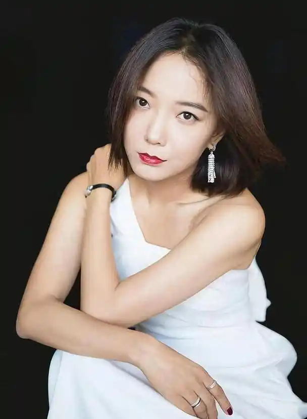 王珞丹在社交平台上发布的一组照片引起了许多网友的热议.