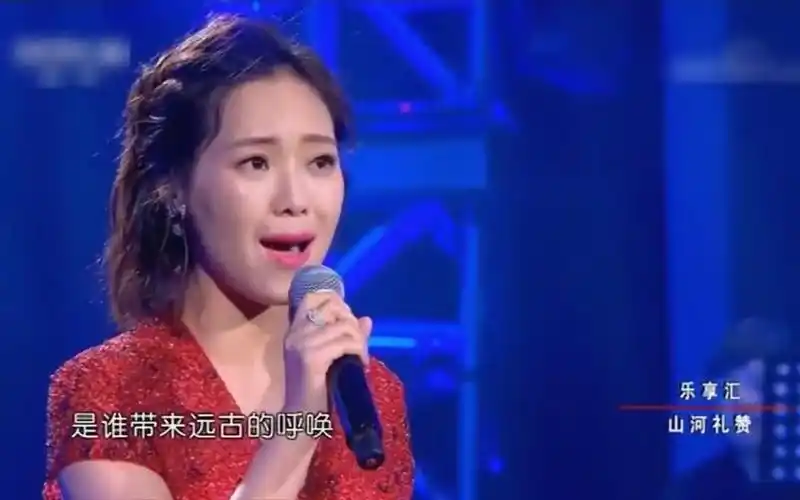 当流量网红唐艺遇上专业歌手云朵,唱同一首歌,这差距一目了然