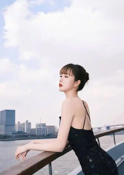 演员赵尧珂现身今晚的calvin luo 2022秋冬系列the fi