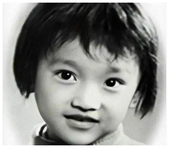 周迅小的时候并不像现在这样长得那么漂亮,她小时候长得很瘦小,说话还