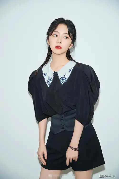 谭松韵真会扮嫩娃娃衫配双麻花辫小学生都不敢这么穿