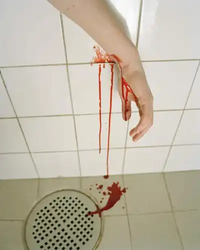 女性,仅一个女性,仅一个人,阴影,沮丧,反射,影子,浴缸,手部,怪异,伤口