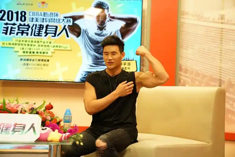 "嘎子哥"因从小苦练功夫,成就了一身的漂亮肌肉.