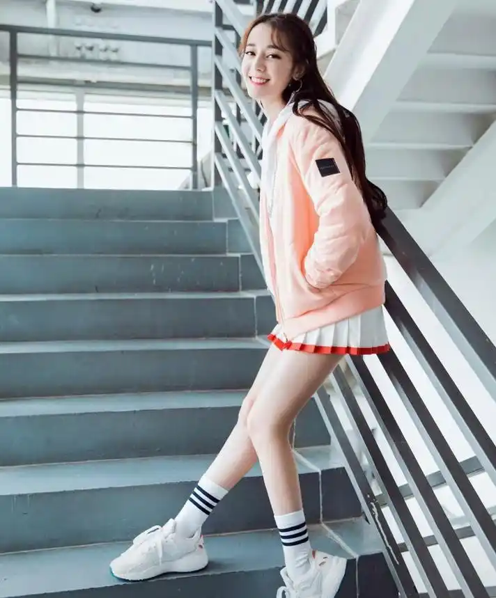 迪丽热巴粉粉的热巴,大细长腿抢眼哦!