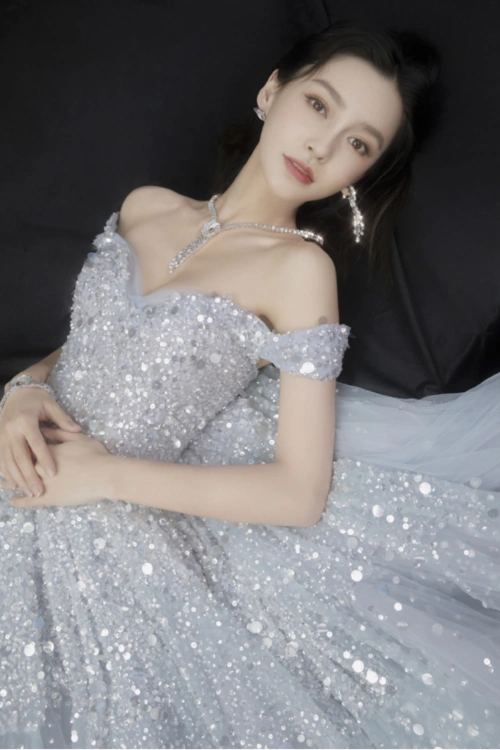 杨颖身穿淡蓝色礼服像极了美人鱼